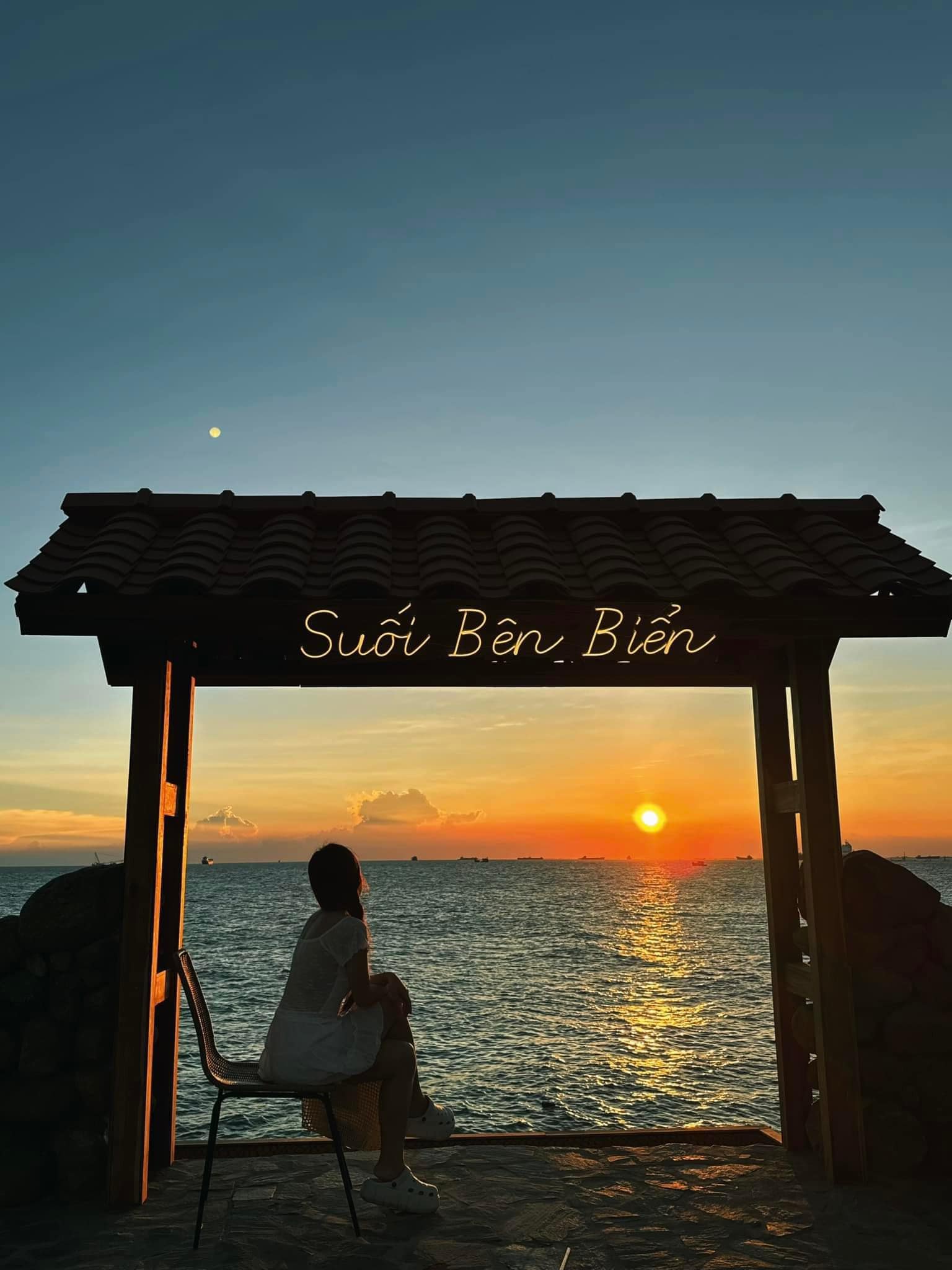 Cà phê Suối bên biển