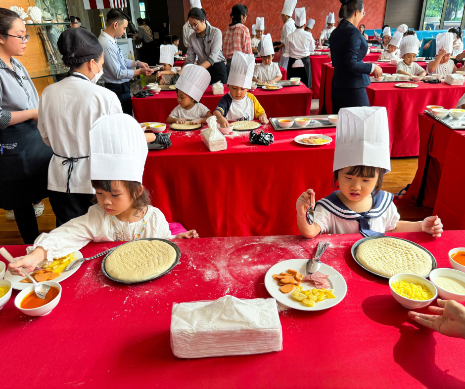 Siêu nhí làm bánh pizza