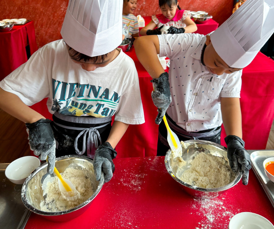 Siêu nhí làm bánh pizza