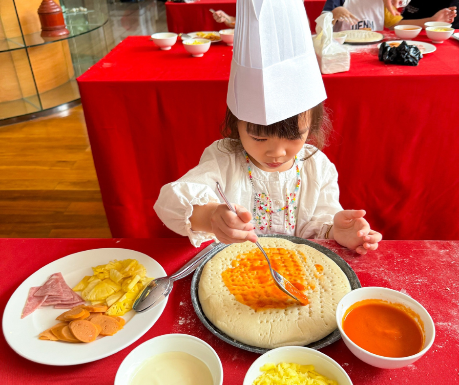 Siêu nhí làm bánh pizza