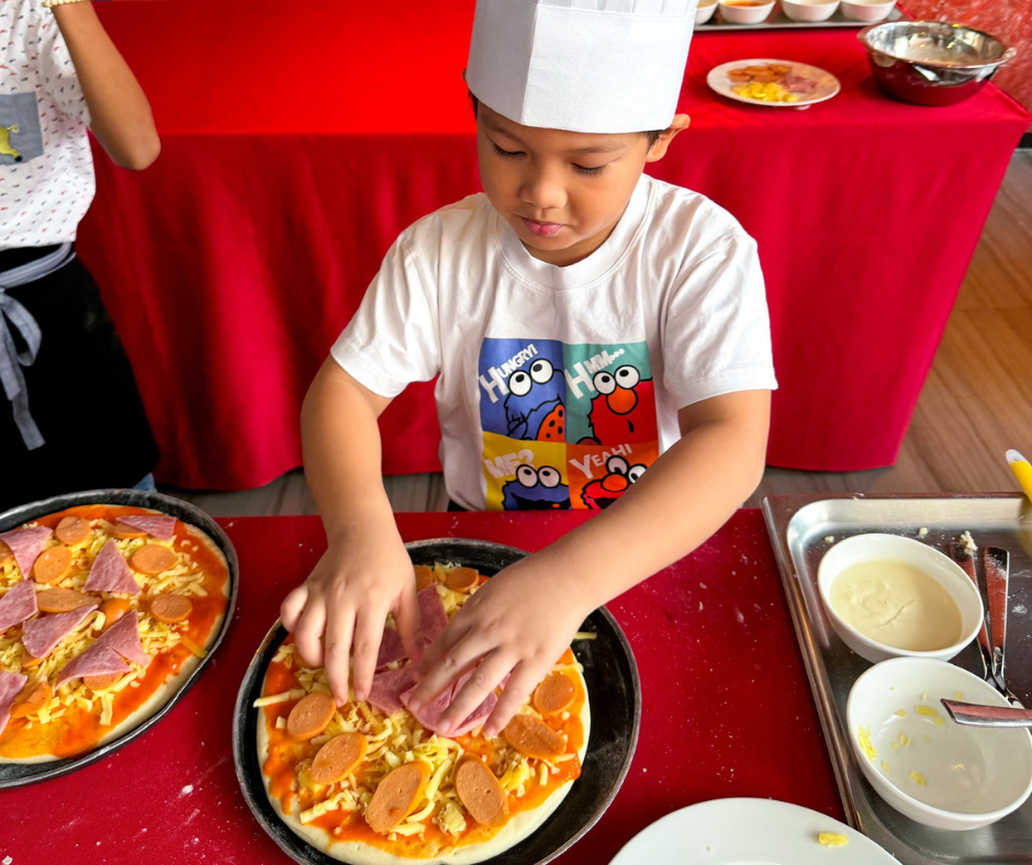 Siêu nhí làm bánh pizza