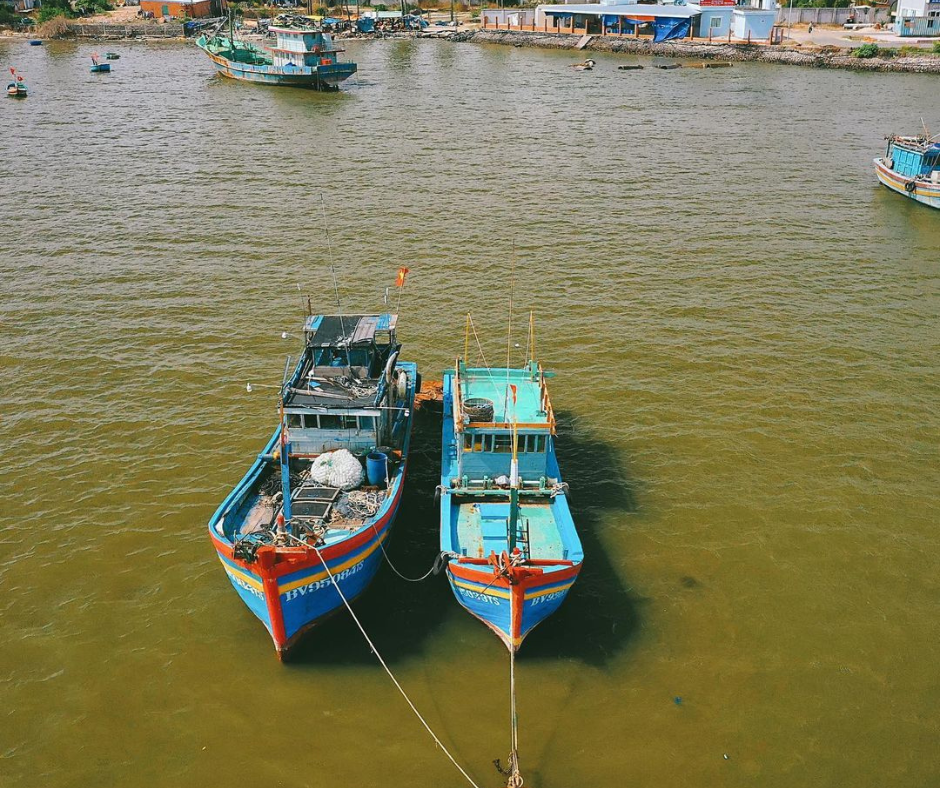 Cồn cảng Bình Châu nằm ở cửa biển Bến Hội, cách thành phố Vũng Tàu 60km, cách Bà Rịa khoảng 45km, là cảng cá duy nhất của xã Bình Châu