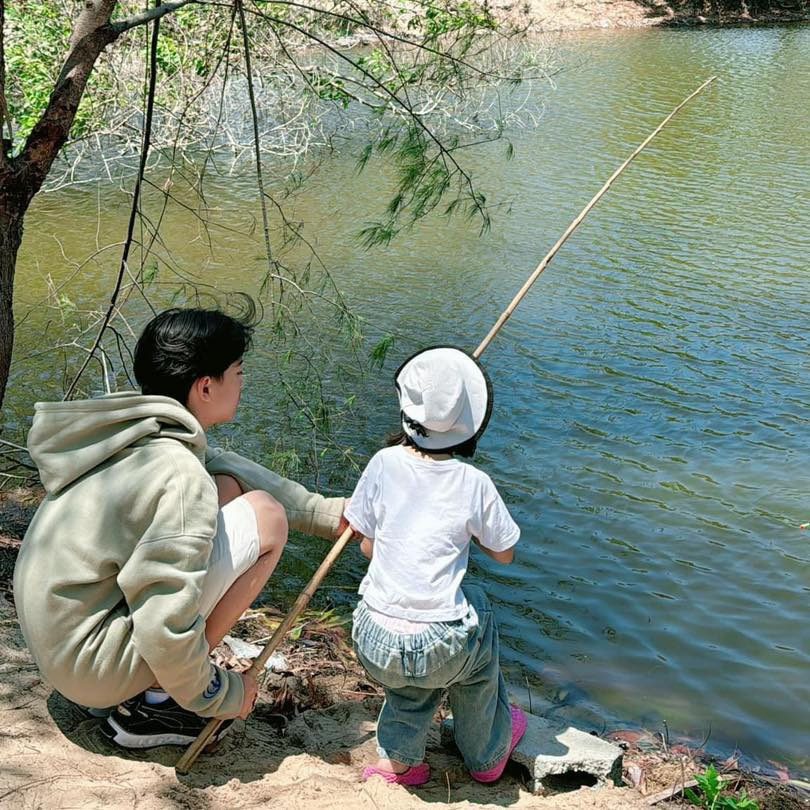 Hodota Hồ Tràm còn được nhiều gia đình trẻ biết đến với hoạt động chèo sup câu cá thư giãn trên làn nước biển xanh vắt