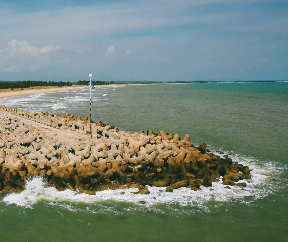 Cồn cảng Bình Châu nằm ở cửa biển Bến Hội, cách thành phố Vũng Tàu 60km, cách Bà Rịa khoảng 45km, là cảng cá duy nhất của xã Bình Châu