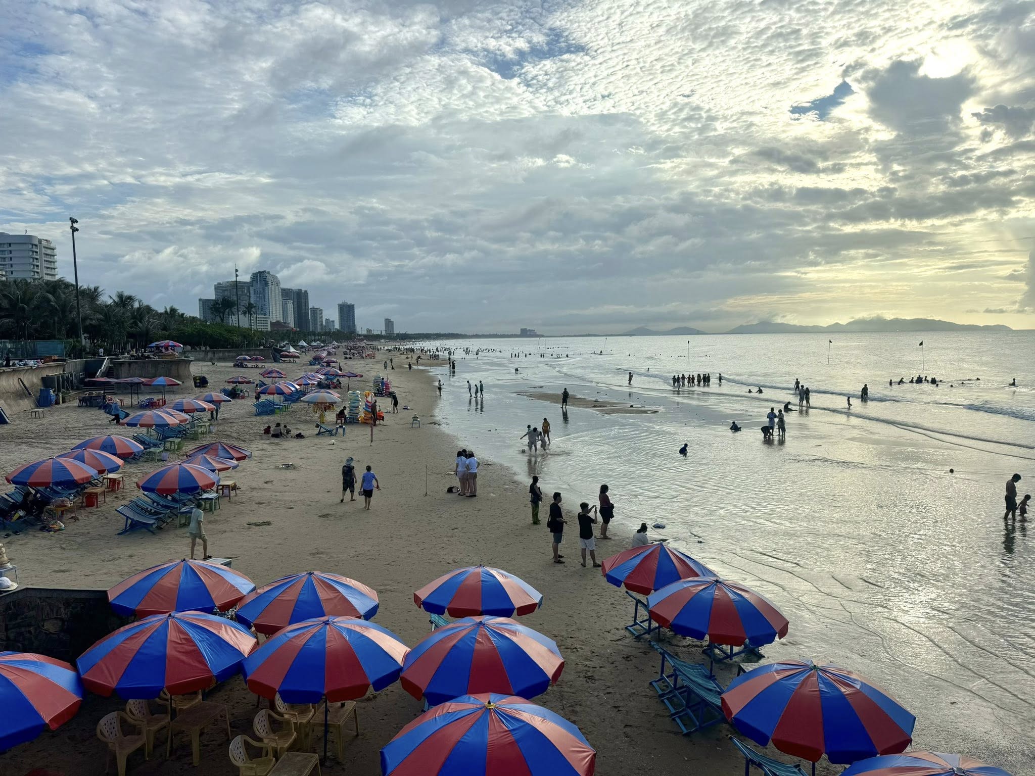 giá thuê dù bàn ghế Bãi Sau
