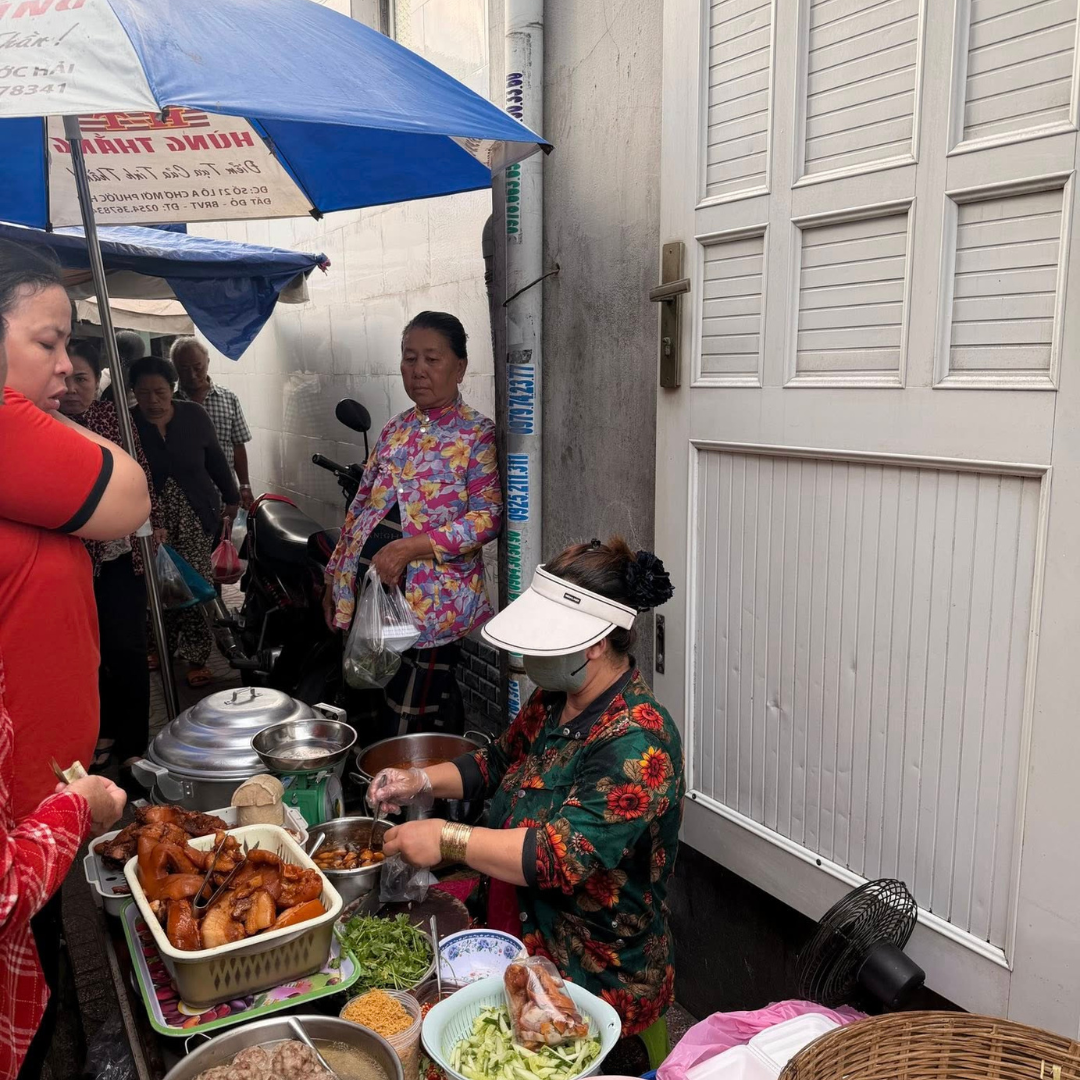 Không chỉ là review, mỗi video trên kênh Tiktok “Làm Dâu Long Hải” là lời tự tình của Trần Như Thuận với quê hương thứ hai yêu thương