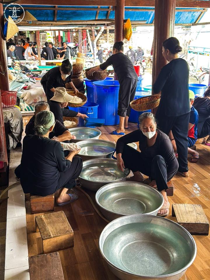 Hàng năm cứ vào ngày 9/9 âm lịch, nhà lớn Long Sơn lại thu hút hàng ngàn lượt khách du lịch tới đây để tham dự vào lễ hội Trùng Cửu
